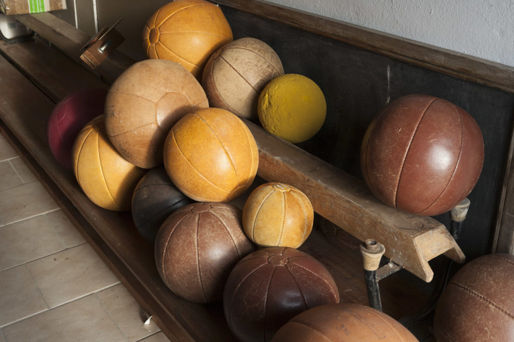 Die Kraft reicht nicht immer um Medizinbälle zu bewegen, doch mit Hilfe von Anderen oder dem Anheben eines Balls mit geringerem Gewicht kannt es schon eher klappen. Auch kann die Schwere von Medizinbällen ein gutes Sinnbild für einige depressive Symptome darstellen.