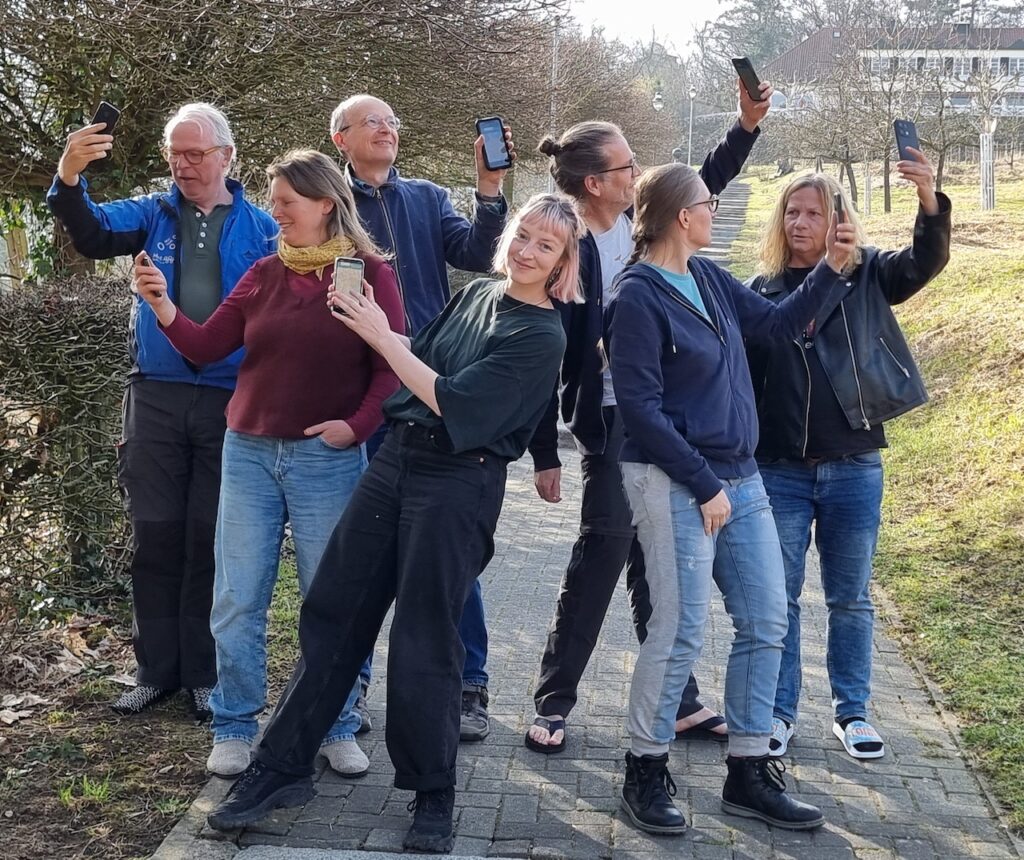 Menschen mit Smartphones in der Hand