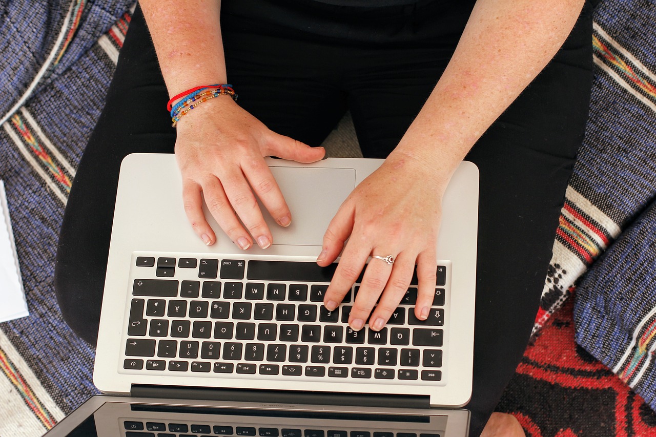 Mensch an Laptop
