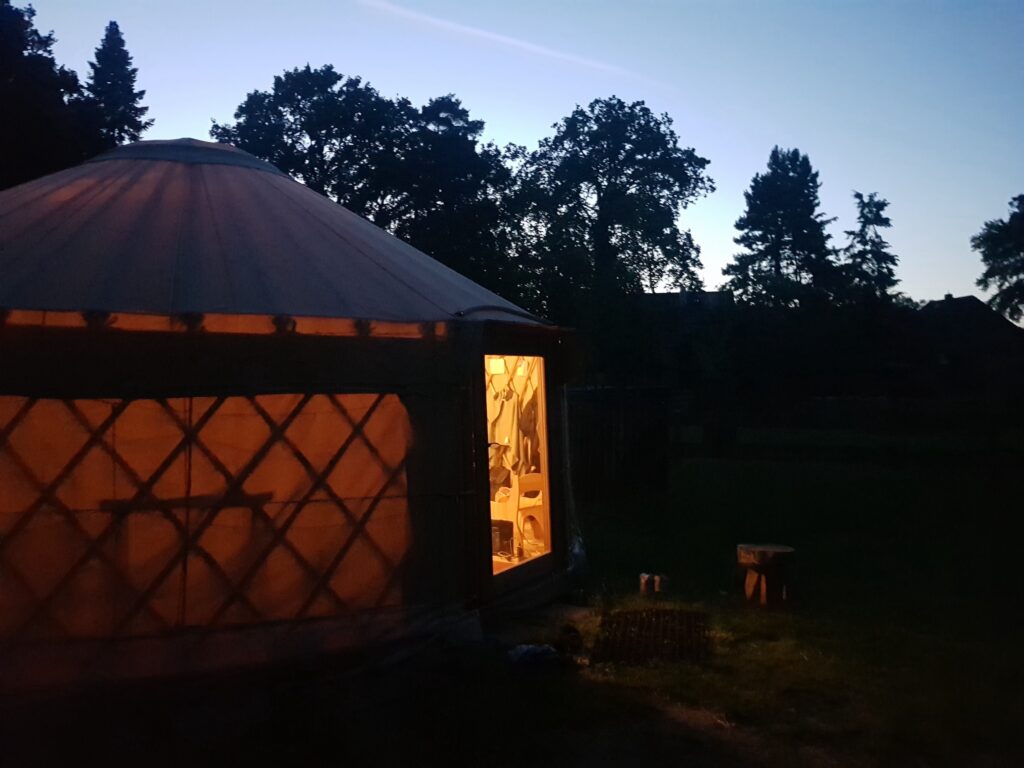 Jurte als Symbol für einen Ort des Austausch und der Gemeinschaft. Licht ins Dunkle bringen.