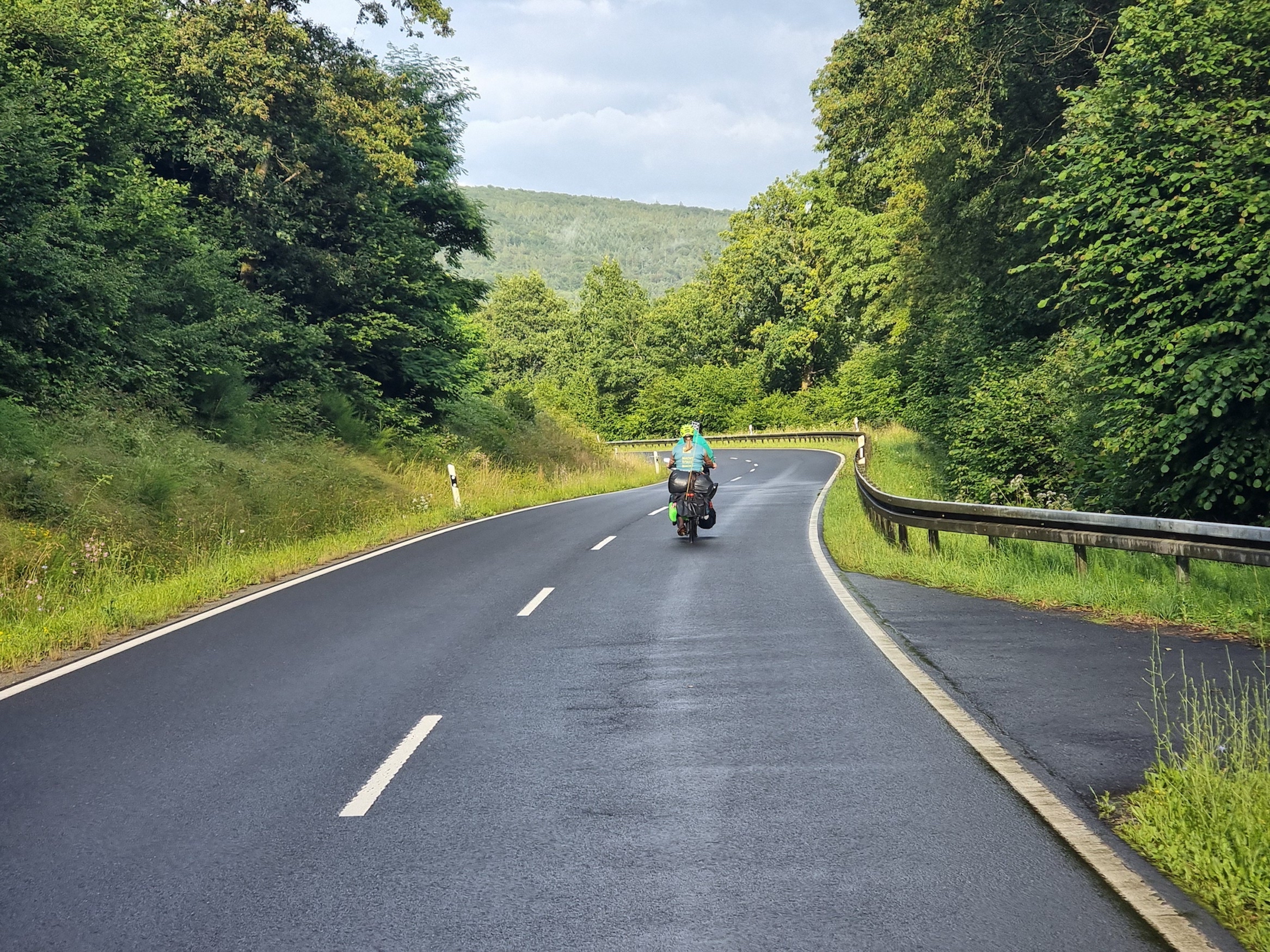 Straße als symbolisches weg für unterschiedliche Wege innerhalb vonpsychischen Krisen